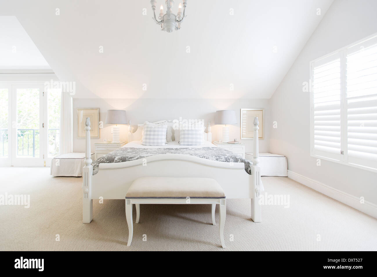 Weiße Luxus-Schlafzimmer Stockfoto