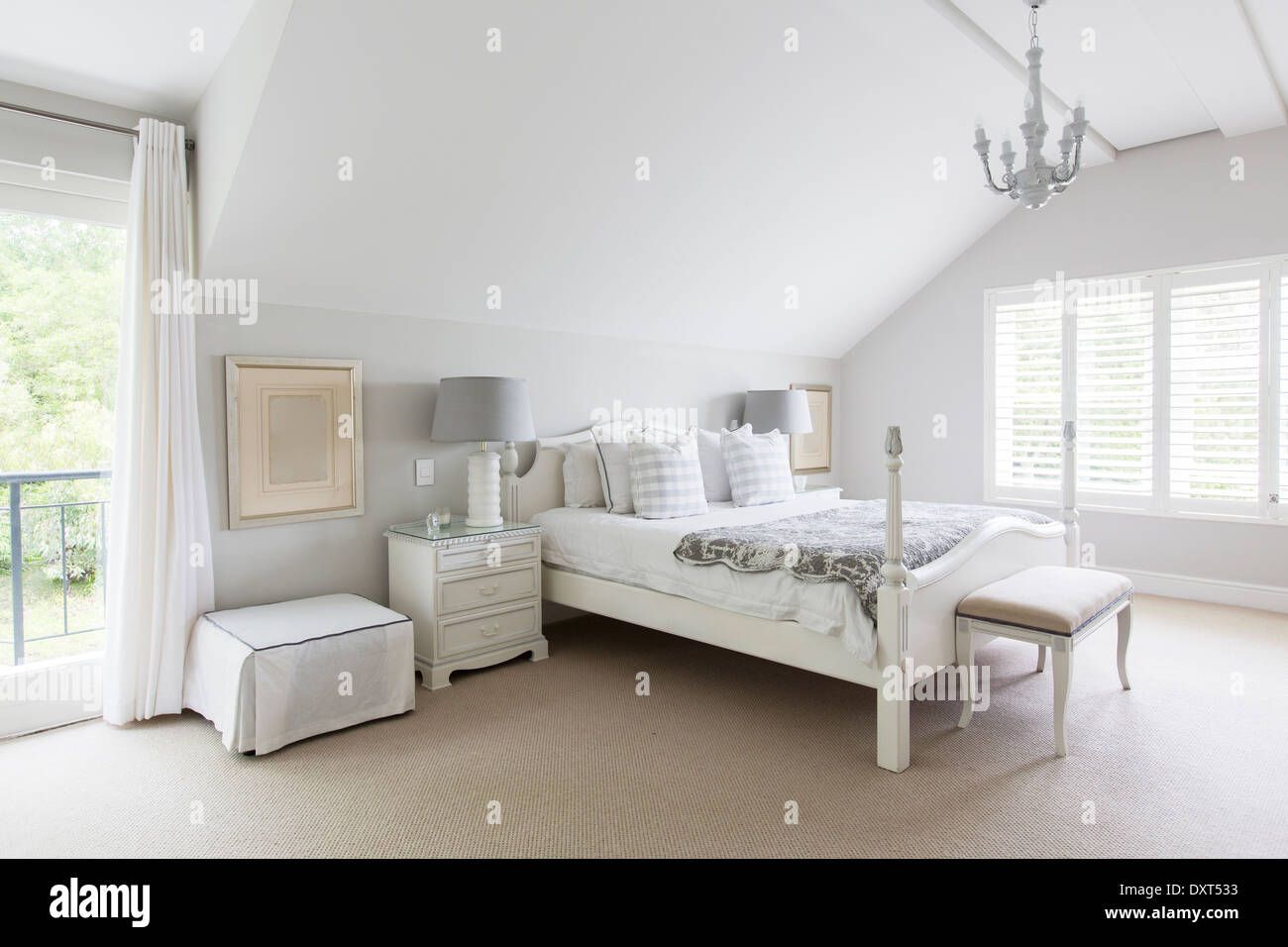 Weiße Luxus-Schlafzimmer Stockfoto