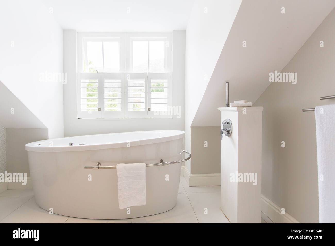 Badewanne im modernen Badezimmer Stockfoto