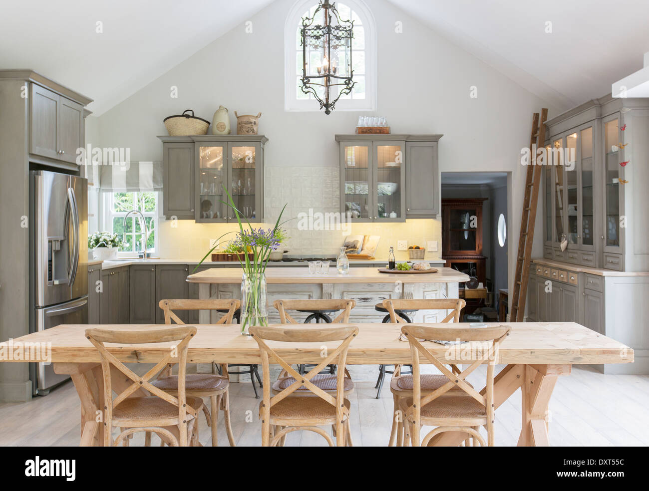 Esstisch in Luxus-Küche aus Holz Stockfoto