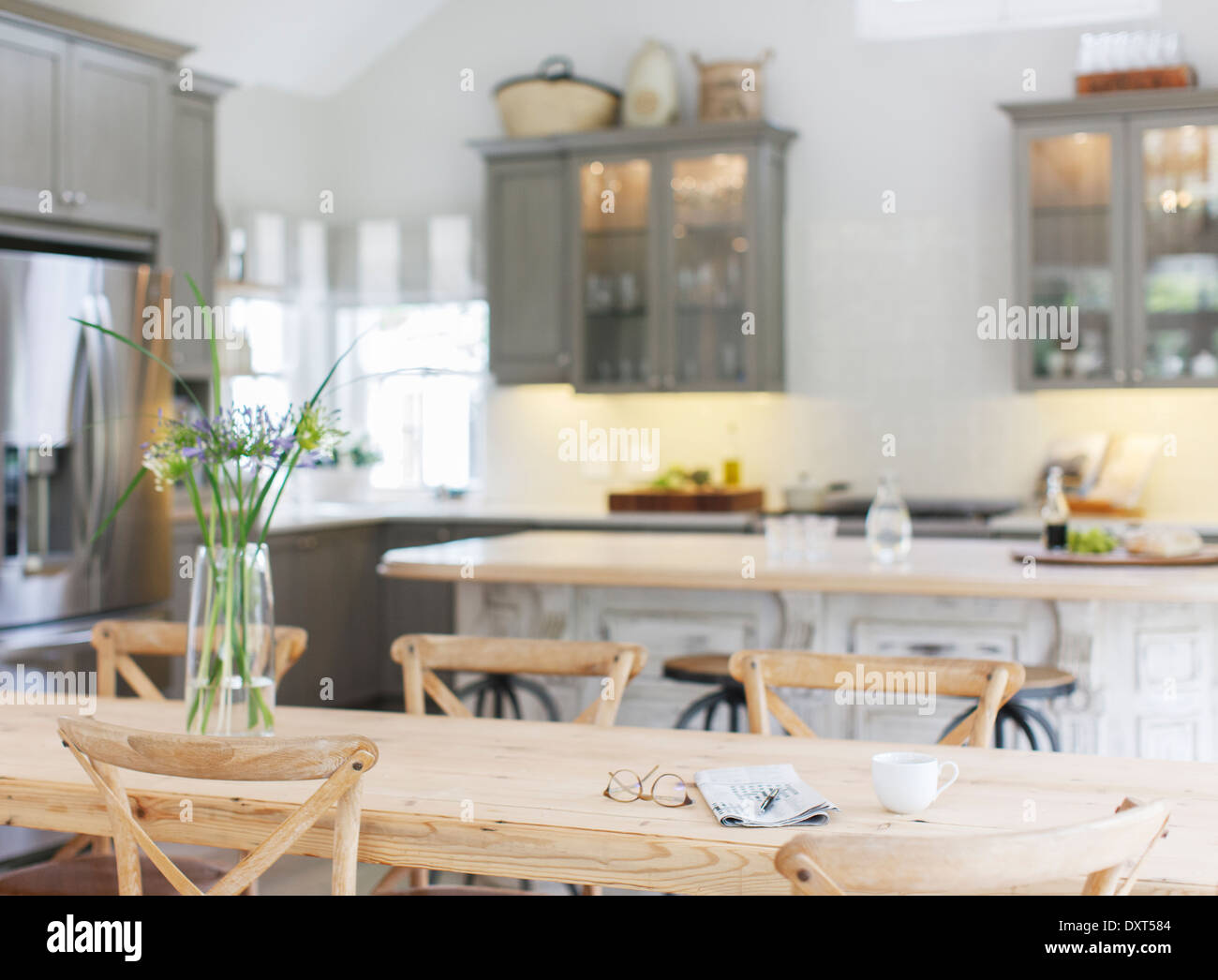 Holztisch im Luxus-Küche Stockfoto