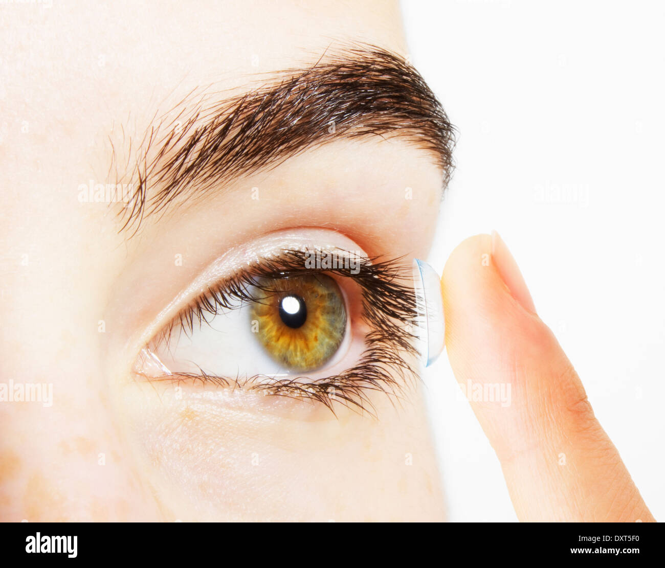 Extreme Nahaufnahme von Frau Auge Kontaktlinse Inbetriebnahme Stockfoto