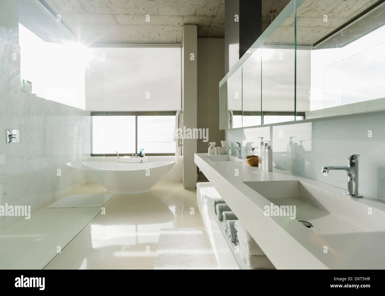 Sonnige moderne Badezimmer Stockfoto