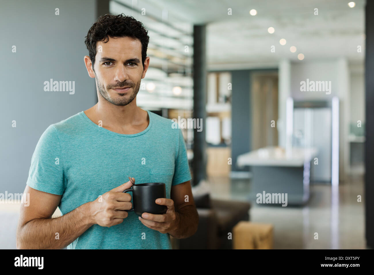 Porträt des lächelnden Menschen trinken Kaffee zu Hause Stockfoto