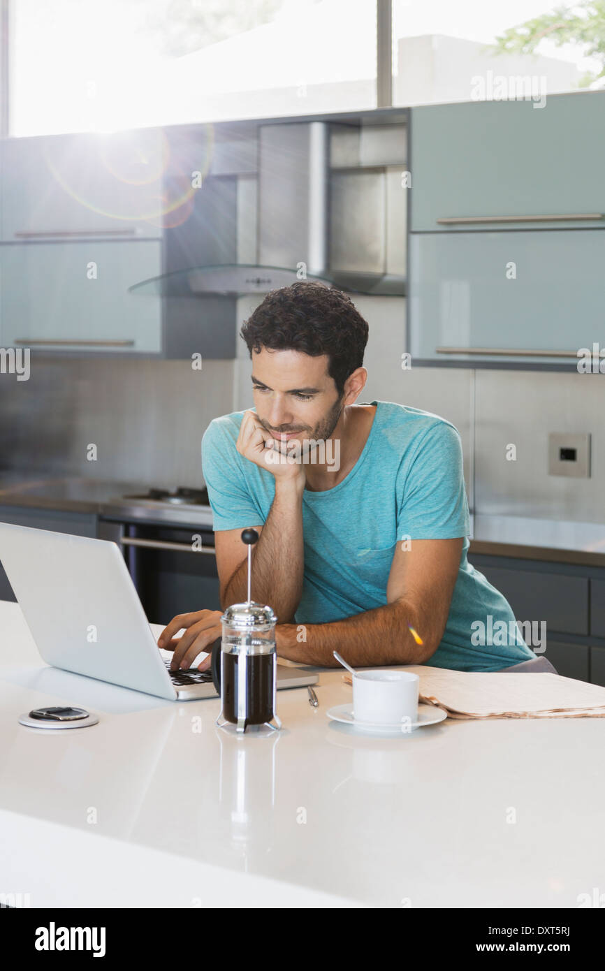 Menschen trinken Kaffee und mit Laptop in Küche Stockfoto
