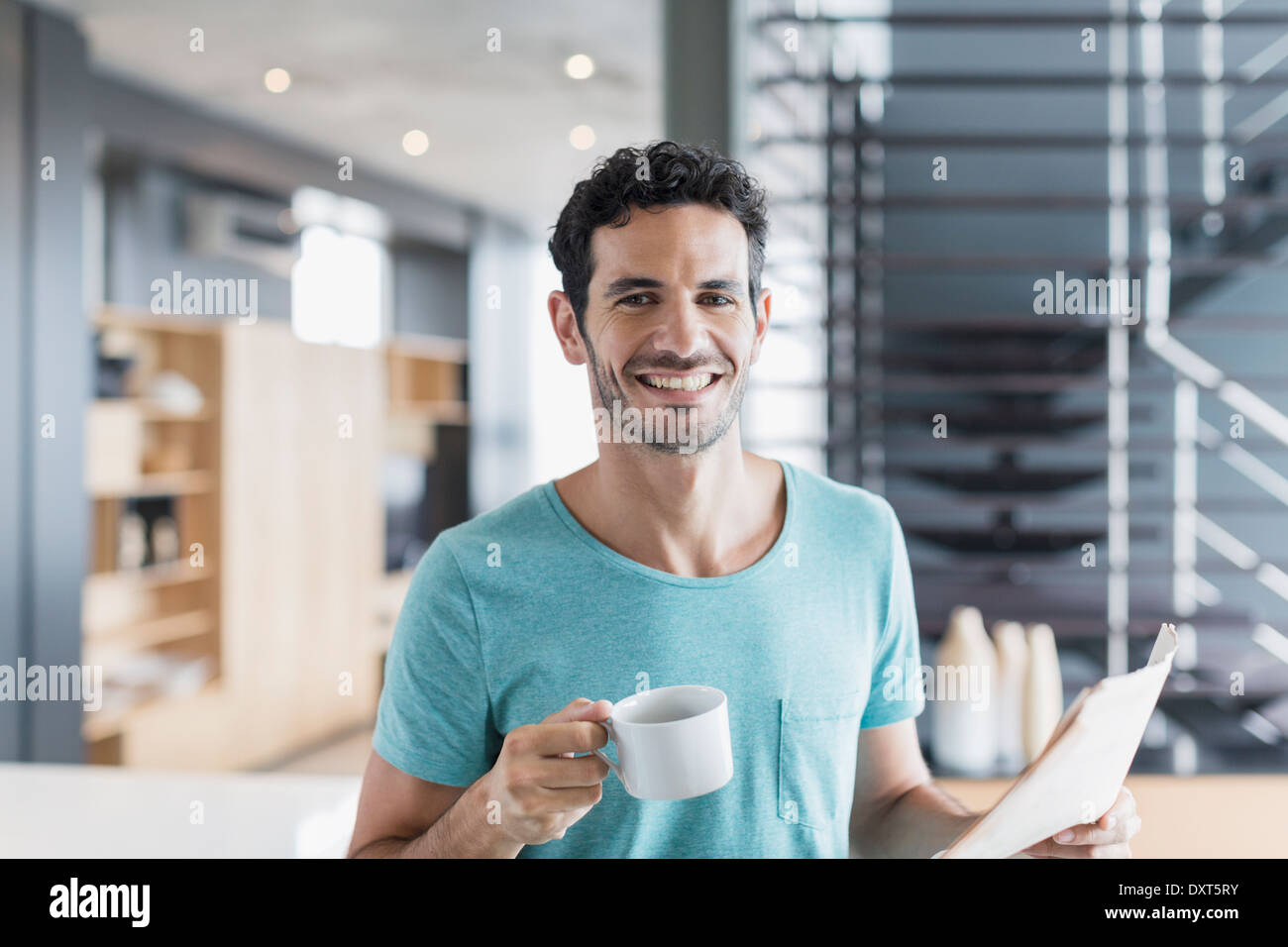 Porträt des lächelnden Menschen trinken Kaffee zu Hause Stockfoto
