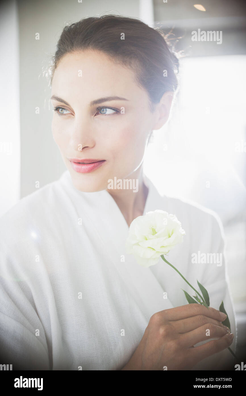 Frau im Bademantel halten weiße rose Nahaufnahme Stockfoto