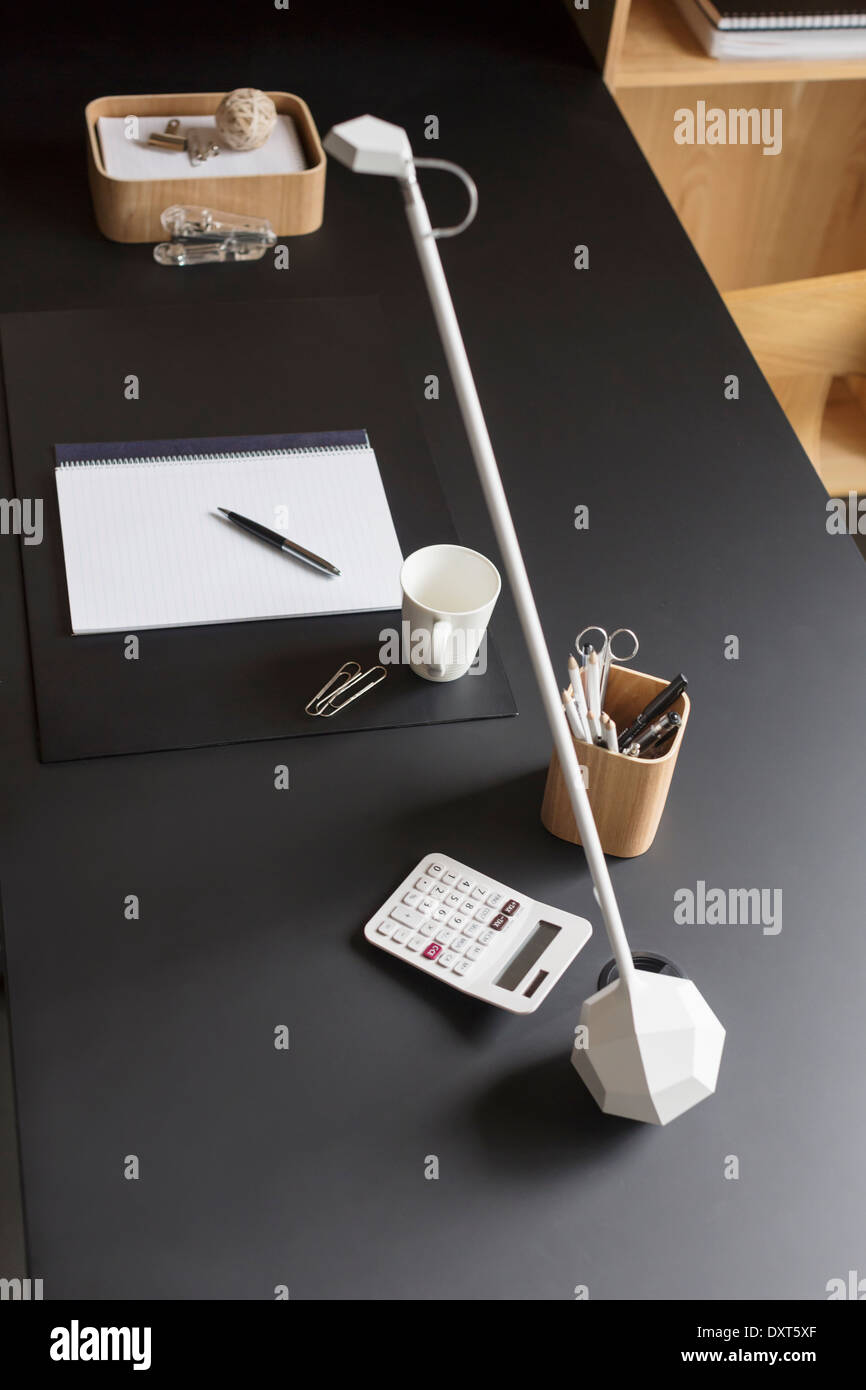 Objekte und moderne Lampe auf home-Office Schreibtisch Stockfoto