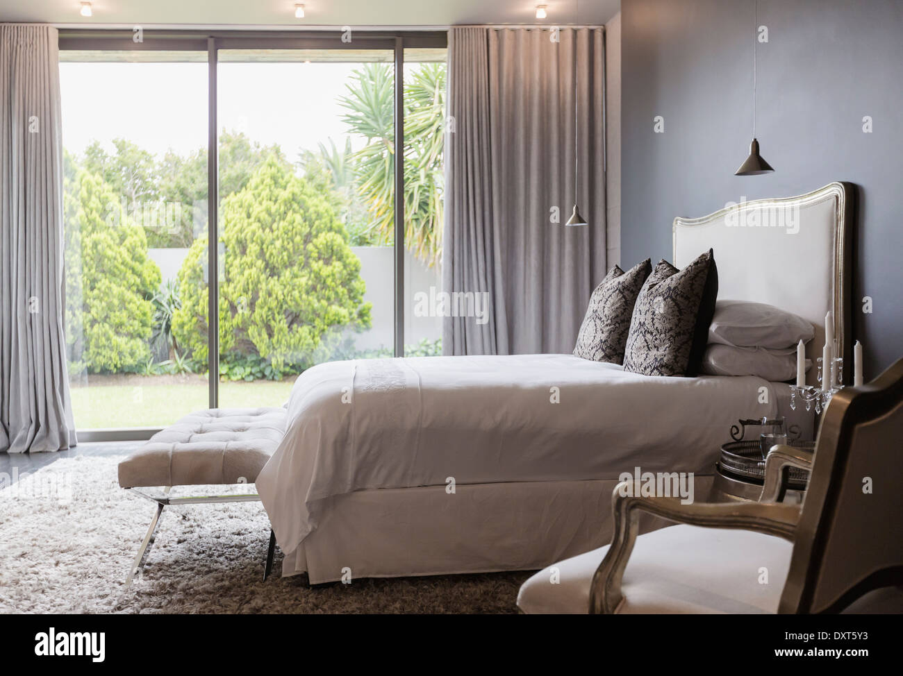 Luxus Schlafzimmer mit Blick auf Hinterhof Stockfoto