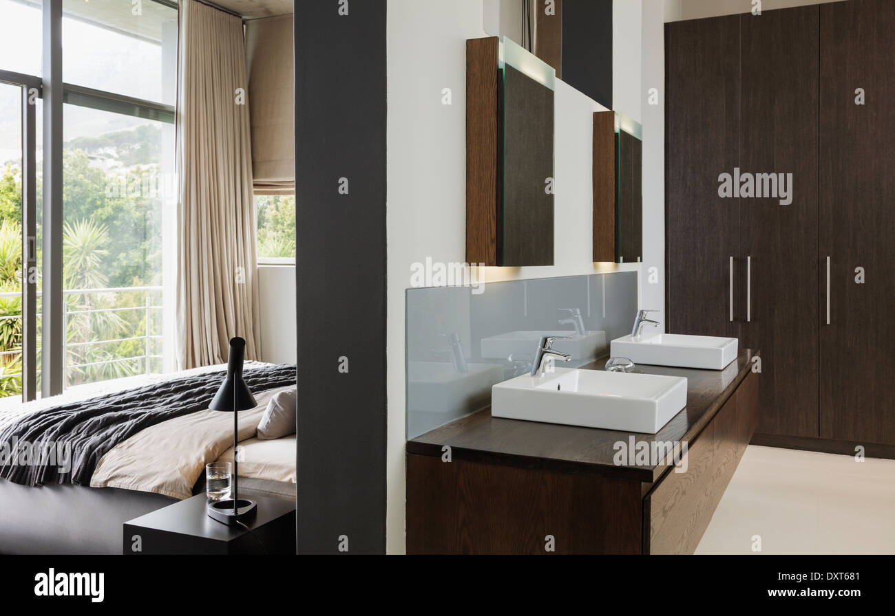 Modernes Bad und Schlafzimmer Stockfoto