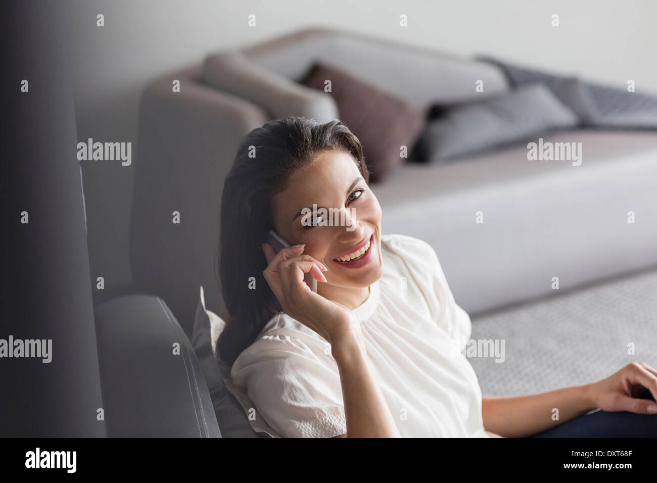 Porträt der selbstbewusste Frau reden über Handy Stockfoto
