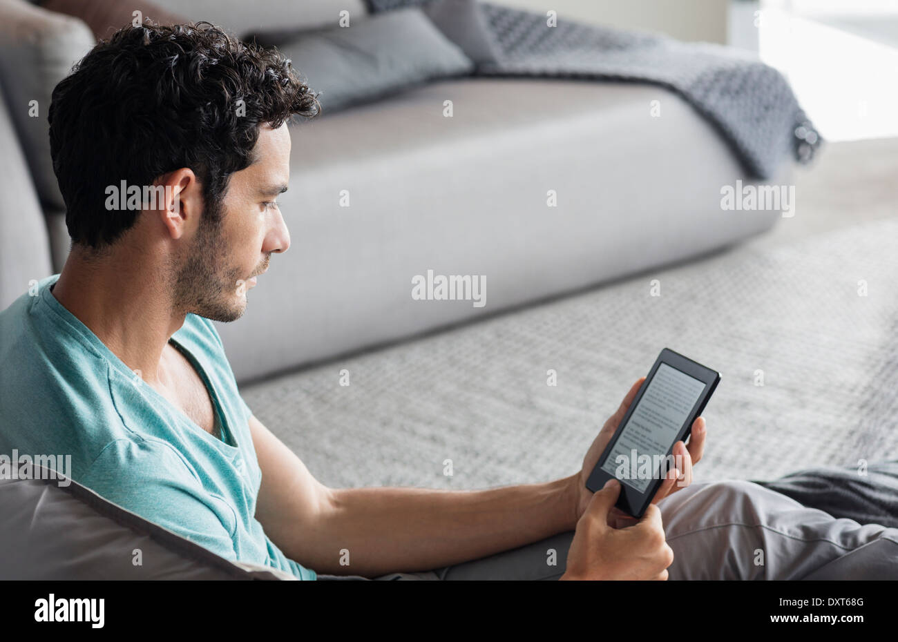 Mann mit digital-Tablette im Schlafzimmer Stockfoto