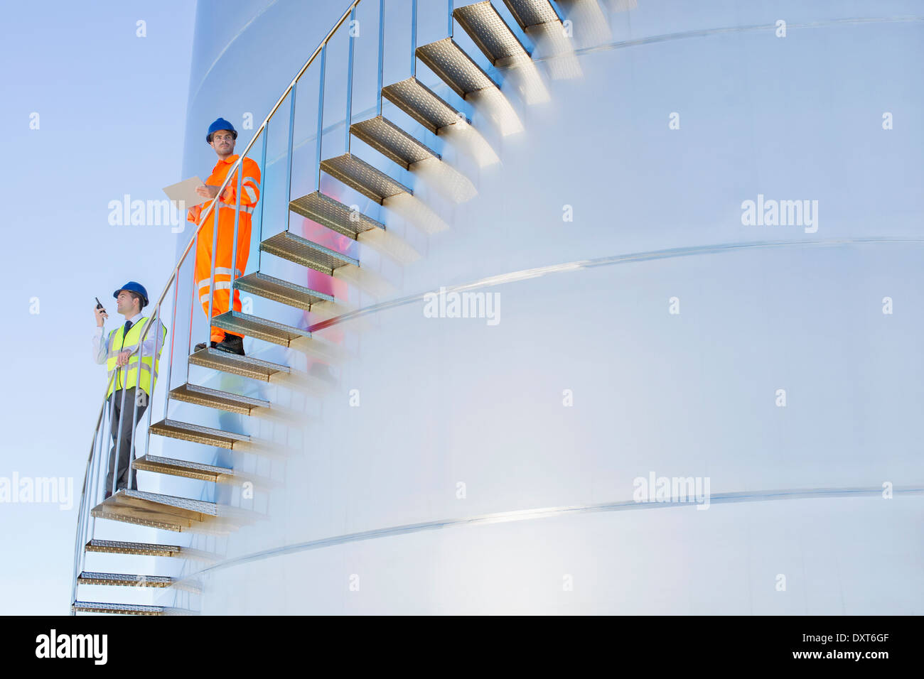 Arbeitnehmer auf kurvigen Treppen entlang Silage Lagerung Turm Stockfoto