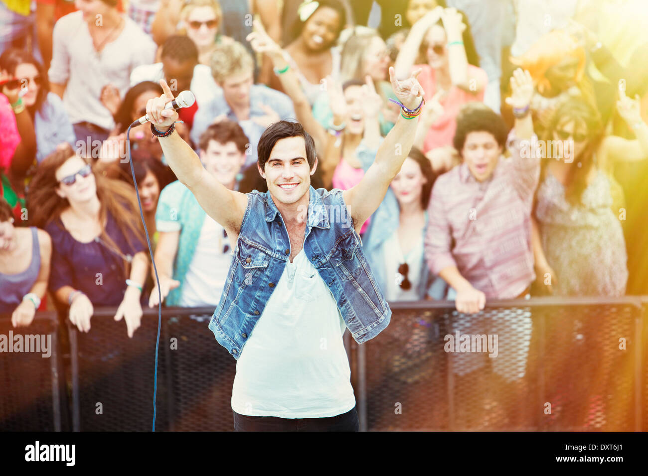 Porträt der Darsteller mit Fans im Hintergrund beim Musikfestival Stockfoto