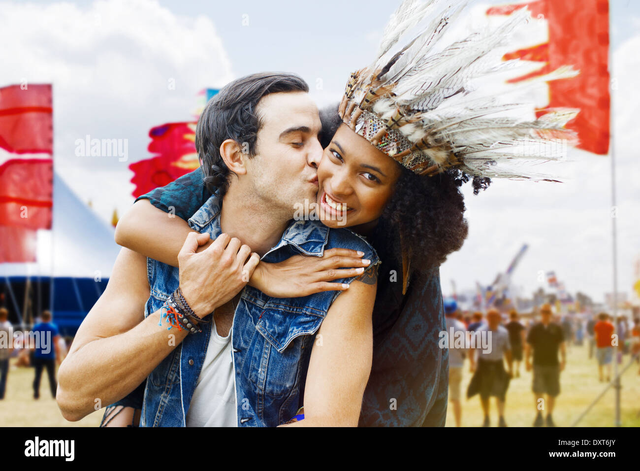 Paar küssen beim Musikfestival Stockfoto