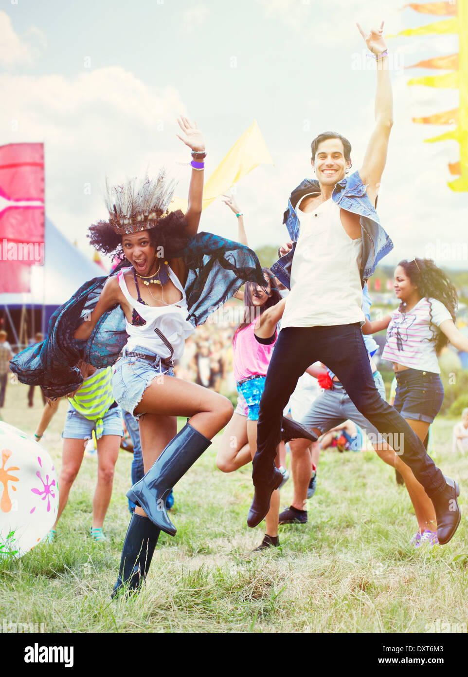 Begeisterte Freunde tanzen beim Musikfestival Stockfoto