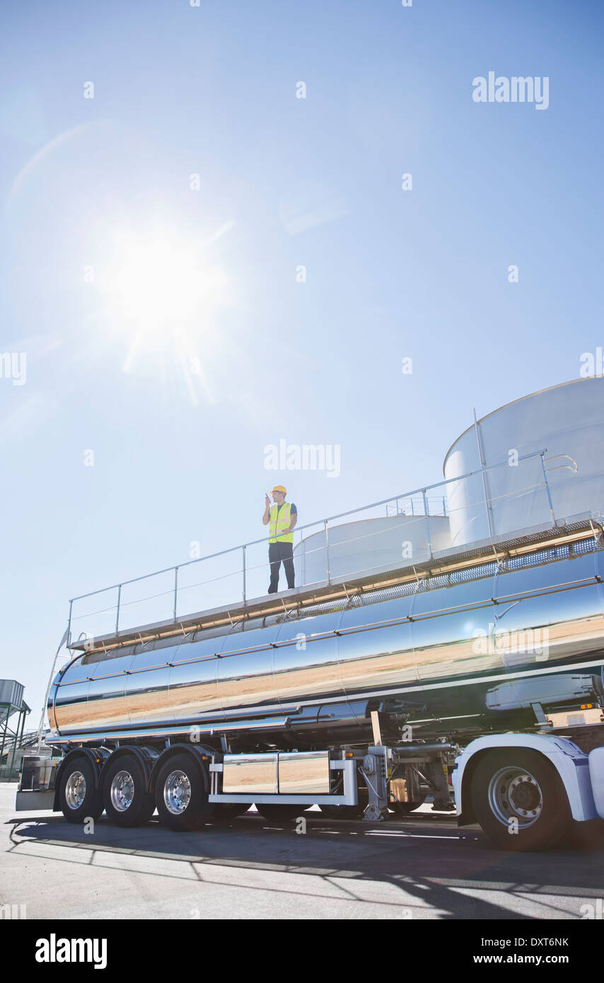 Arbeiter auf der Plattform über Edelstahl Milch Tanker stehend Stockfoto