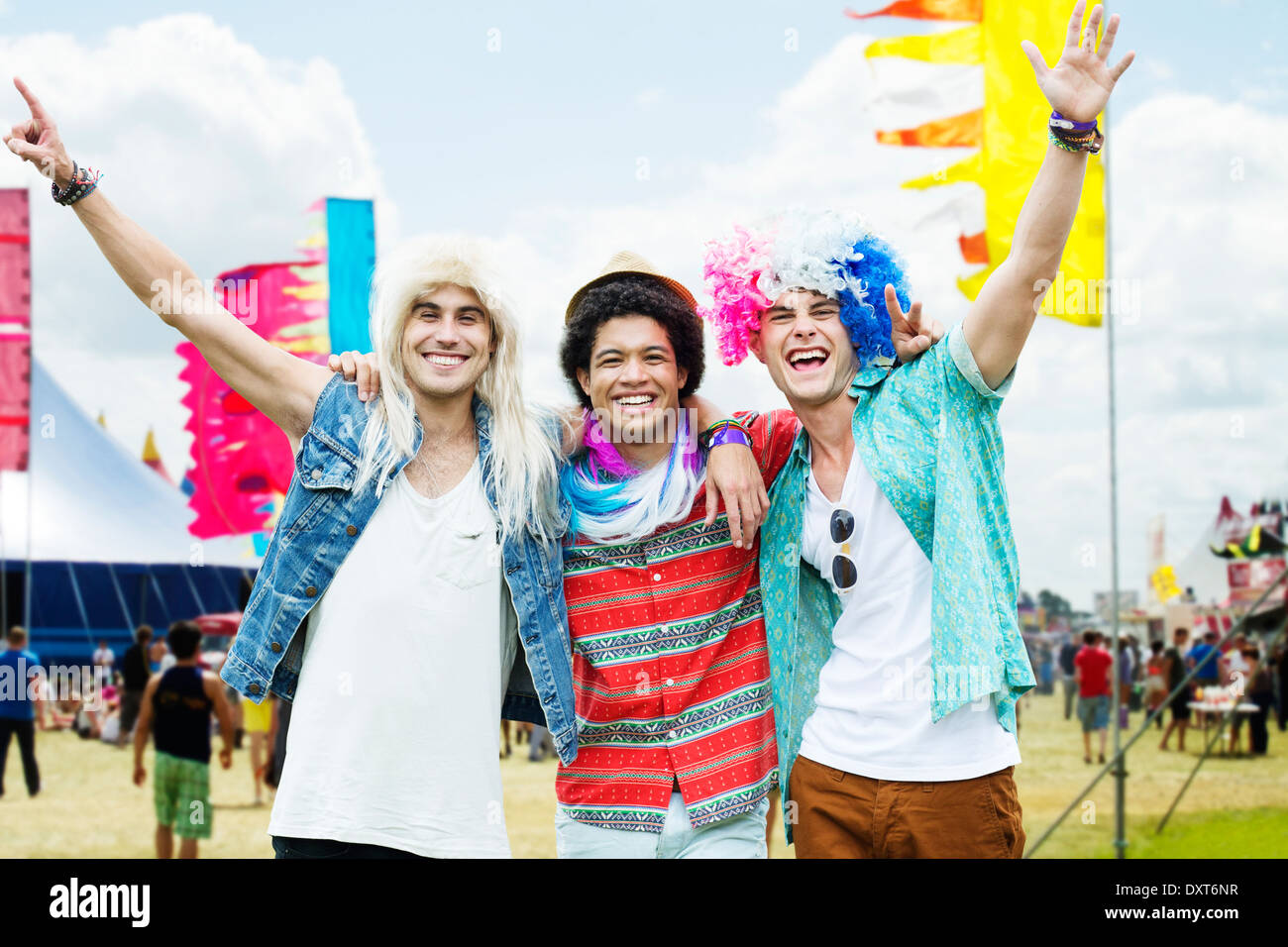 Porträt von jubelnden Freunde in Perücken beim Musikfestival Stockfoto