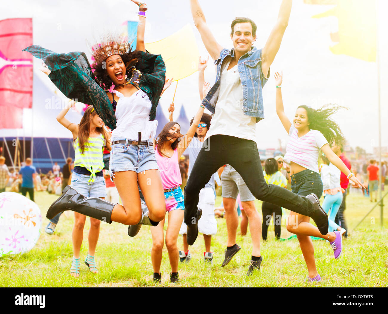 Porträt von begeisterte Freunde springen und tanzen beim Musikfestival Stockfoto