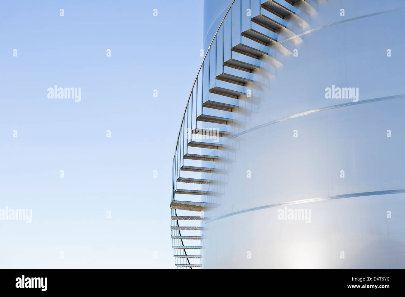Treppen entlang Silage Lagerung Turm Stockfoto