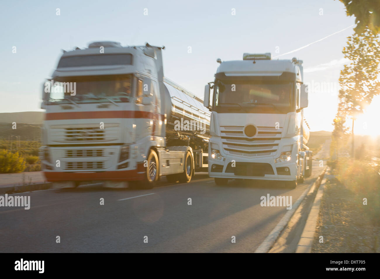 Edelstahl Milch Tanker auf der Straße nebeneinander Stockfoto