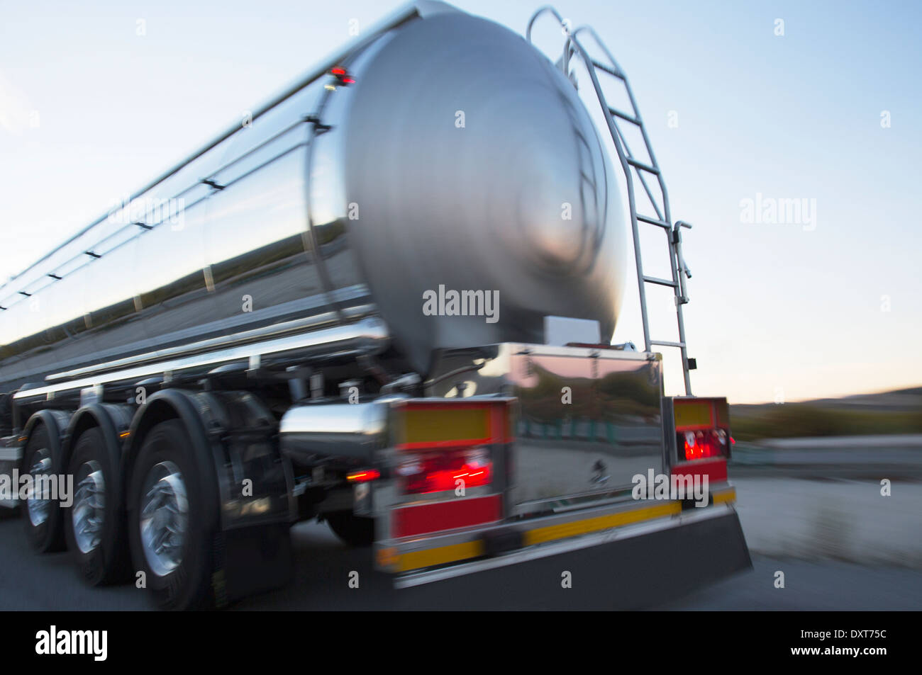 Edelstahl Milch Tanker auf der Straße Stockfoto