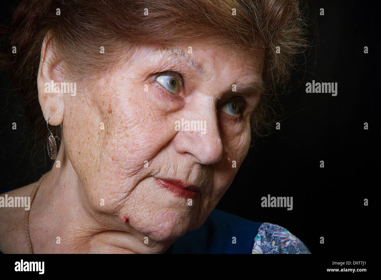 Blick auf eine alte Frau Stockfoto