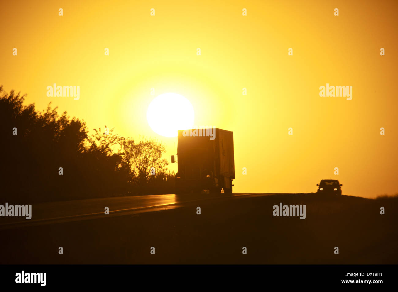 Amerikanischen Sonnenuntergang Highway. LKW auf der Autobahn. Transport-Foto-Sammlung. Stockfoto