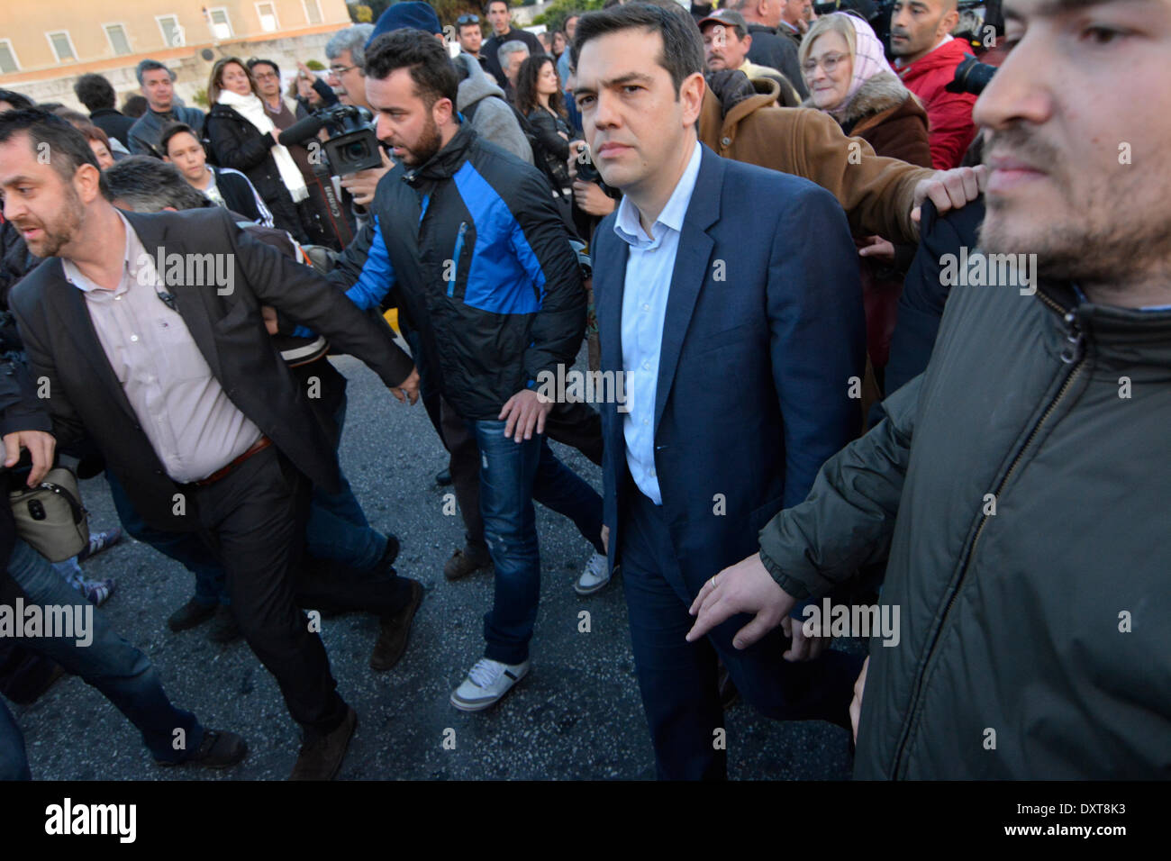 Athen, Griechenland, 30. März 2014. Alexis Tsipras (2. rechts) schließt sich Demonstranten, als sie inszenierte eine Demonstration über die Omnibus Rechnung zu protestieren, die zu mehr Sparsamkeit und Rezession führt. Bildnachweis: Nikolas Georgiou / Alamy Live News Stockfoto