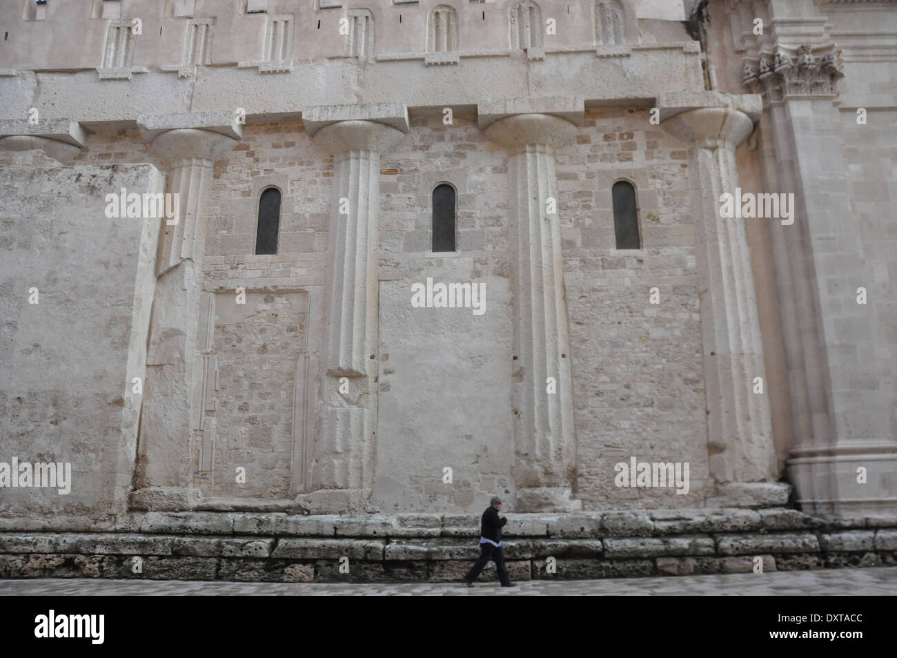 Seite der Kathedrale von Syrakus oder Duomo di Siracusa, über die großen Tempel der Athene, mit der ursprünglichen dorischen Säulen gebaut Stockfoto