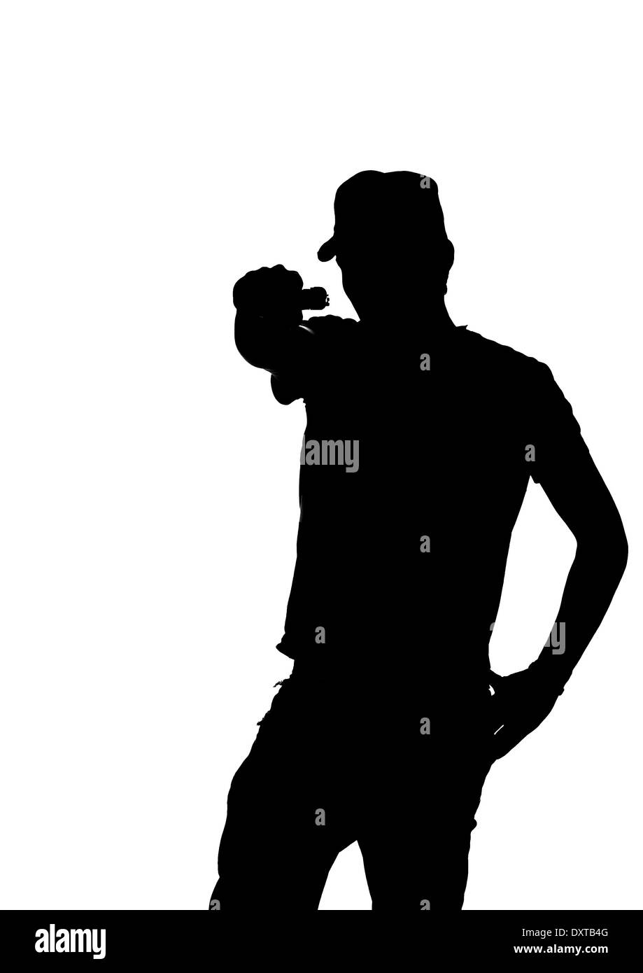 Silhouette einer jungen männlichen zeigenden Waffe. Stockfoto