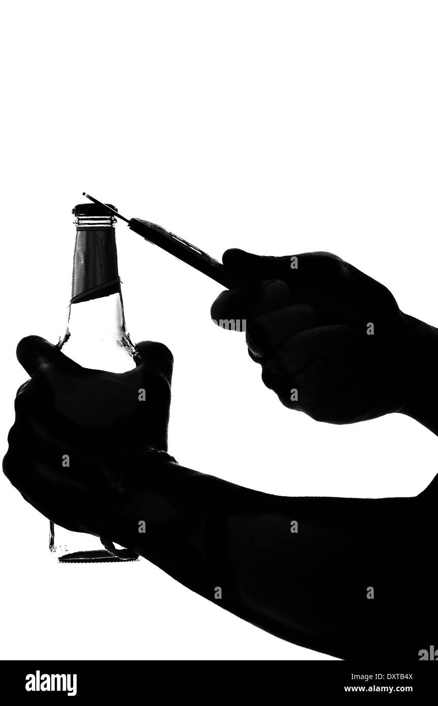 Silhouette einer Hand halten und Bier zu öffnen Stockfoto