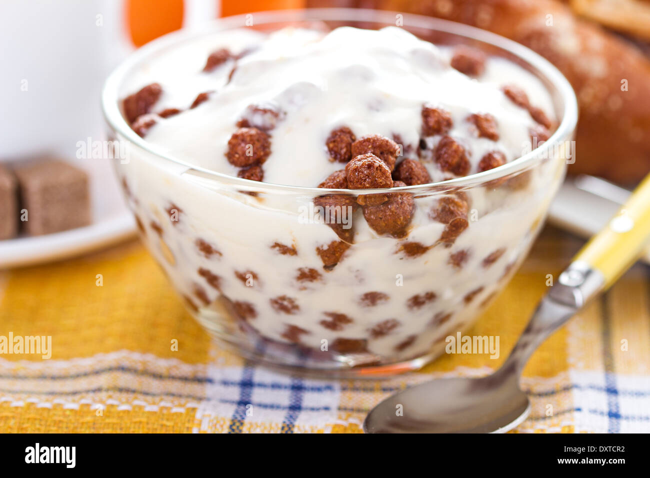 Tasse Kaffee, frische Croissants und Müsli Stockfoto