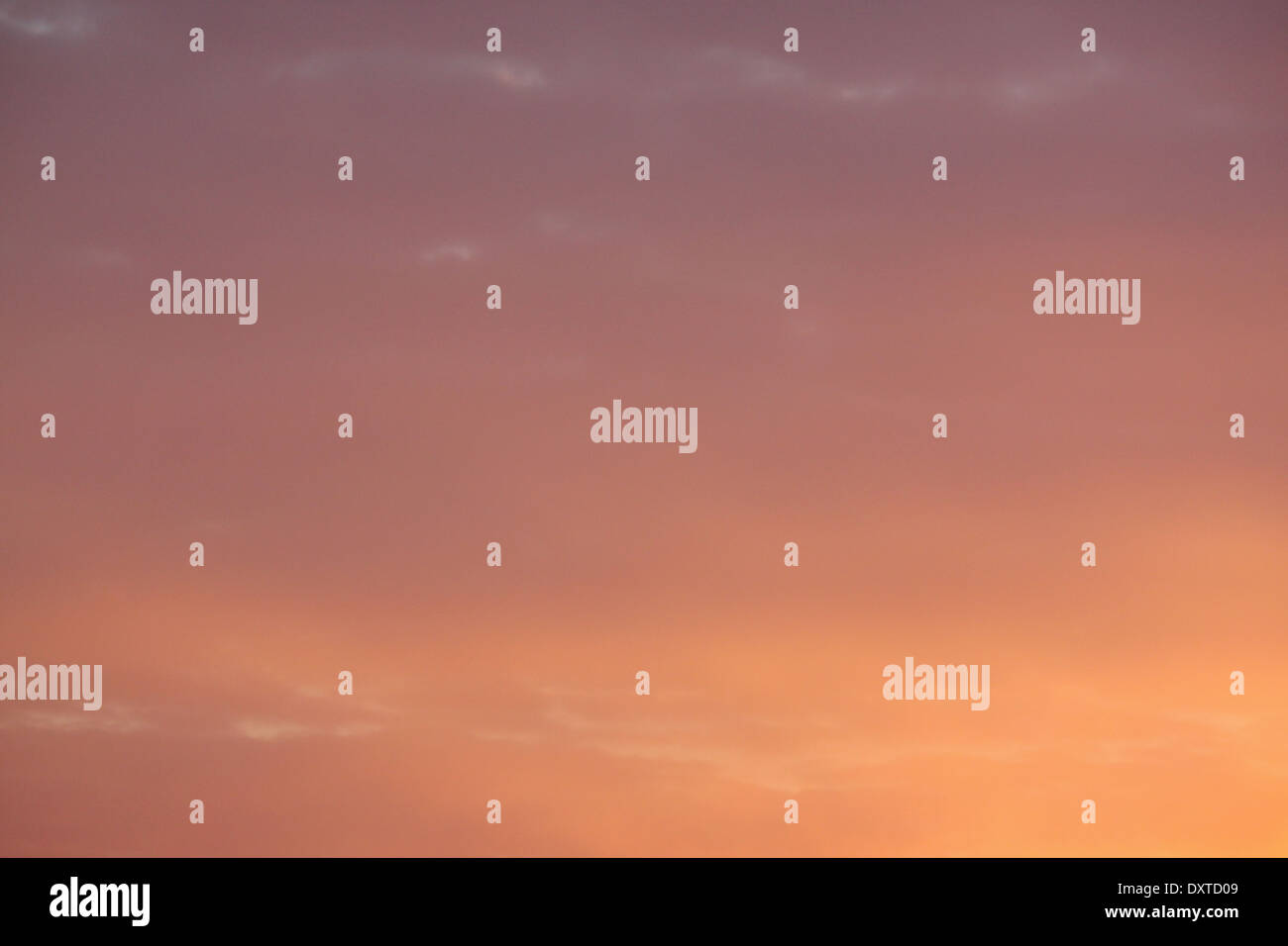 Blick auf bewölkten Himmel bei Sonnenaufgang Stockfoto