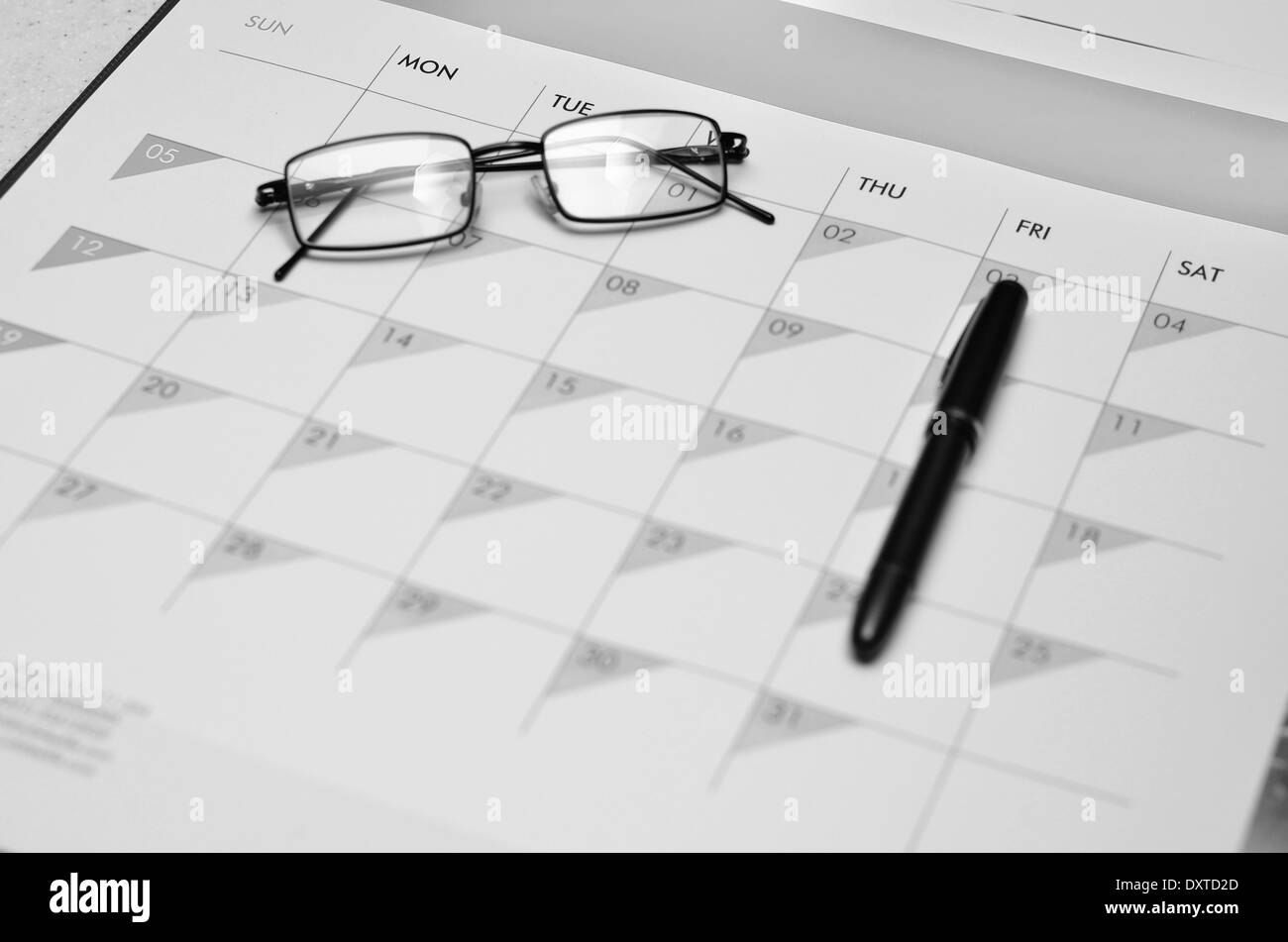 Planer mit einem Stift und Gläser Stockfoto