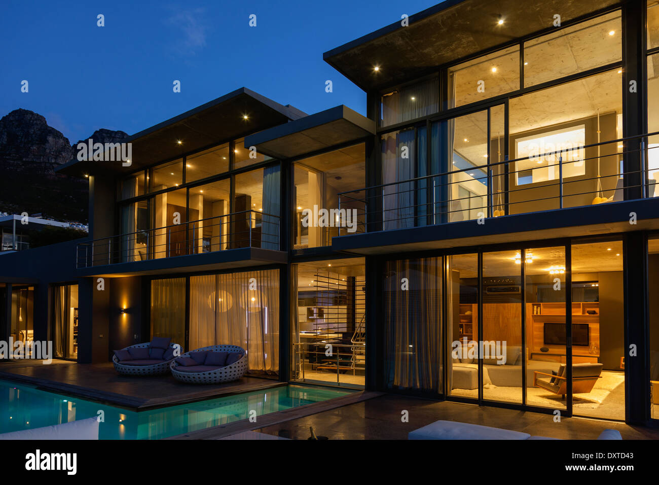 Luxus-Haus mit Pool in der Nacht beleuchtet Stockfoto