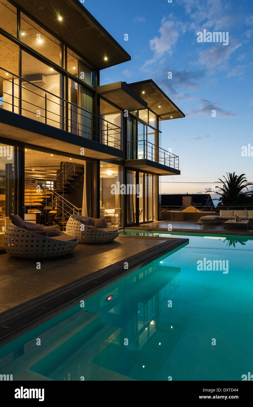 Luxus-Haus mit Pool in der Nacht beleuchtet Stockfoto