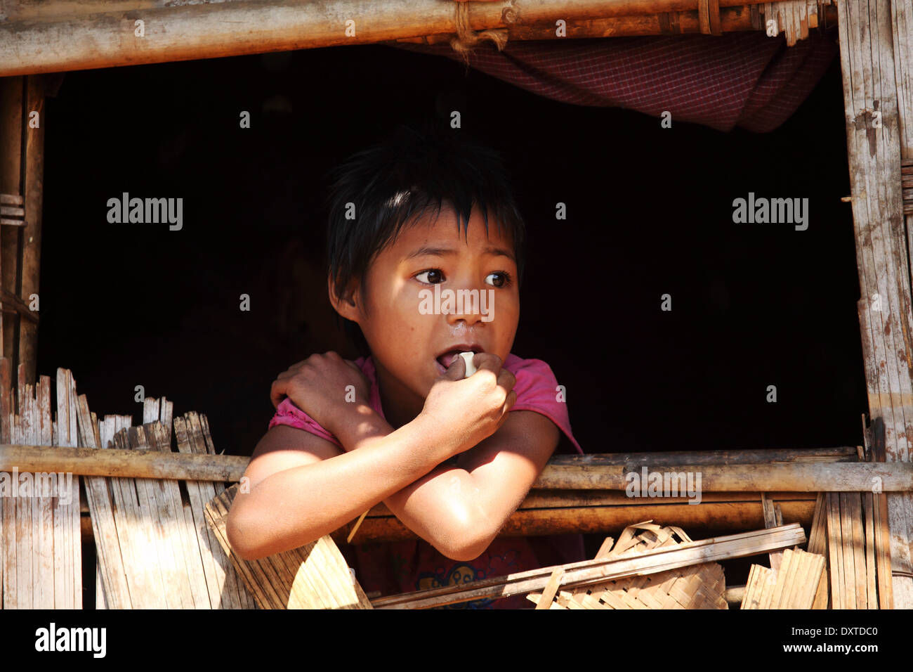 Ein Kind in einer Murong Stammes-Hütte im Baganpara Dorf in Bandarban Region von Bangladesh. Stockfoto