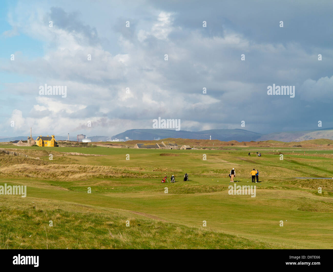 Golfer auf dem Abschlag auf Royal Porthcawl Golfplatz mit Blick auf Sker House, Porthcawl Stockfoto