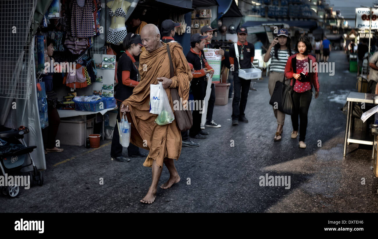 Barfuß buddhistischer Mönch bei einer Thai Street-Markt einkaufen. S. E. Asien Thailand Stockfoto