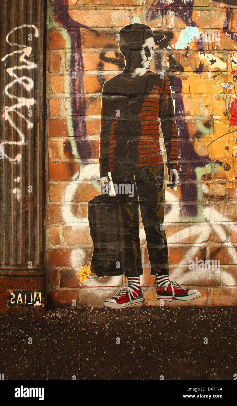 Ein Bild vom Berliner Streetart Künstler "Alias", ein Junge hält einen Koffer mit einer brennenden Sicherung abgebildet in Berlin, Februar 2014. FÜR REDAKTIONELLE NUTZUNG NUR OBLIGATORISCHE CREDIT: ALIAS / FOTO: WOLFRAM STEINBERG DPA Stockfoto