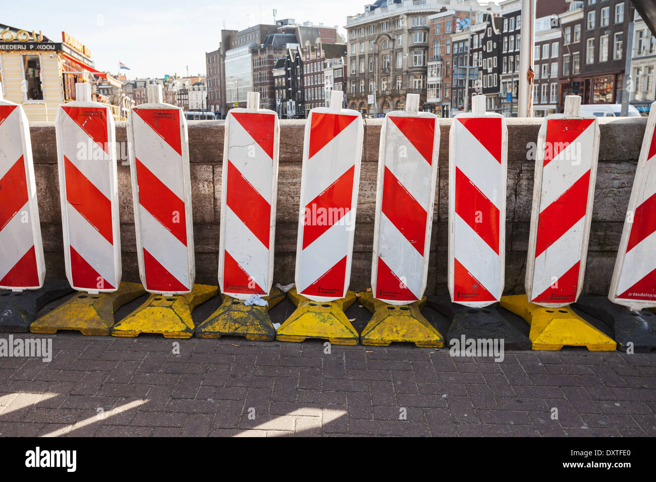 AMSTERDAM, Niederlande – 19. März 2014: Rot-weiß gestreift, Warnung, dass Verkehrszeichen an der Grenze der Straße stehen Stockfoto