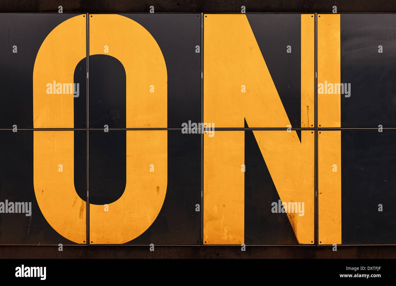 Fragment des industriellen Banner mit gelb auf Beschriftung auf schwarzem Metallplatten Stockfoto