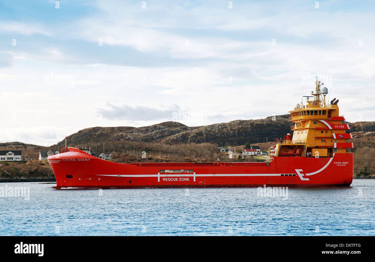 RORVIK, Norwegen - Mai 2013: Norwegische Plattform Versorgungsschiff "Viking Avant" tritt der Hafen von Rorvik am 11. Mai 2013 Stockfoto