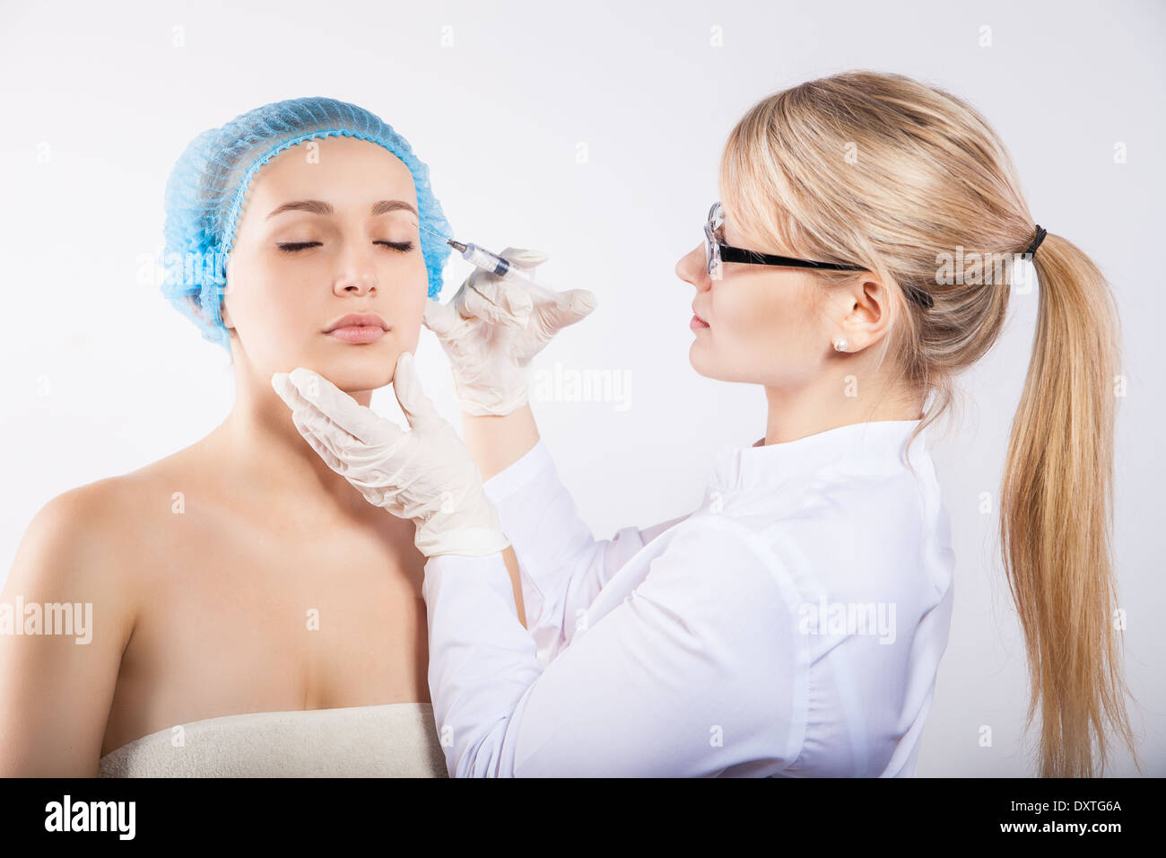 Gesundheitswesen, Medizin und plastische Chirurgie - Kosmetikerin mit Patienten tun, Botox-Injektion im Krankenhaus Stockfoto