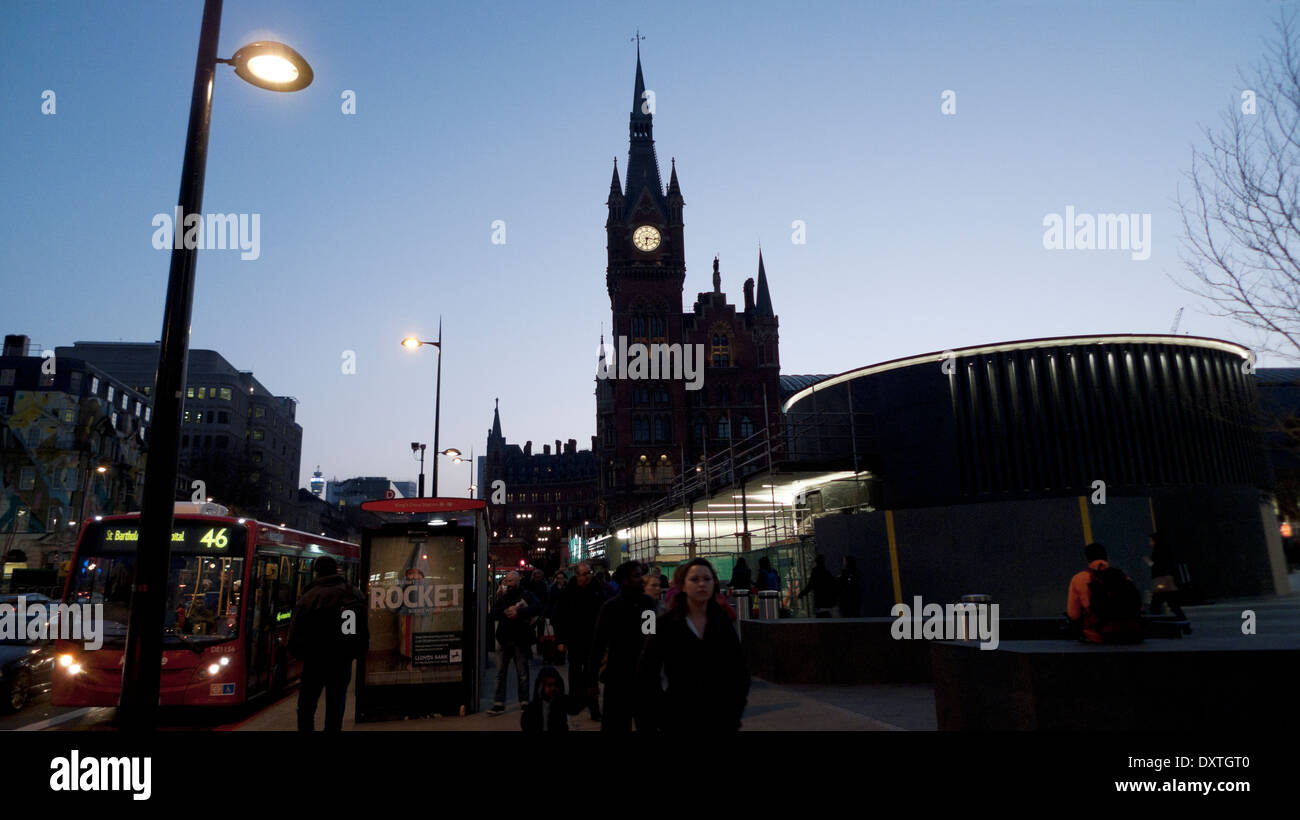 Ein Blick auf das Hotel St Pancras Clock Tower Gebäude außerhalb von Kings Cross Bahnhof Vorplatz bei Dämmerung in London N1 UK KATHY DEWITT Stockfoto