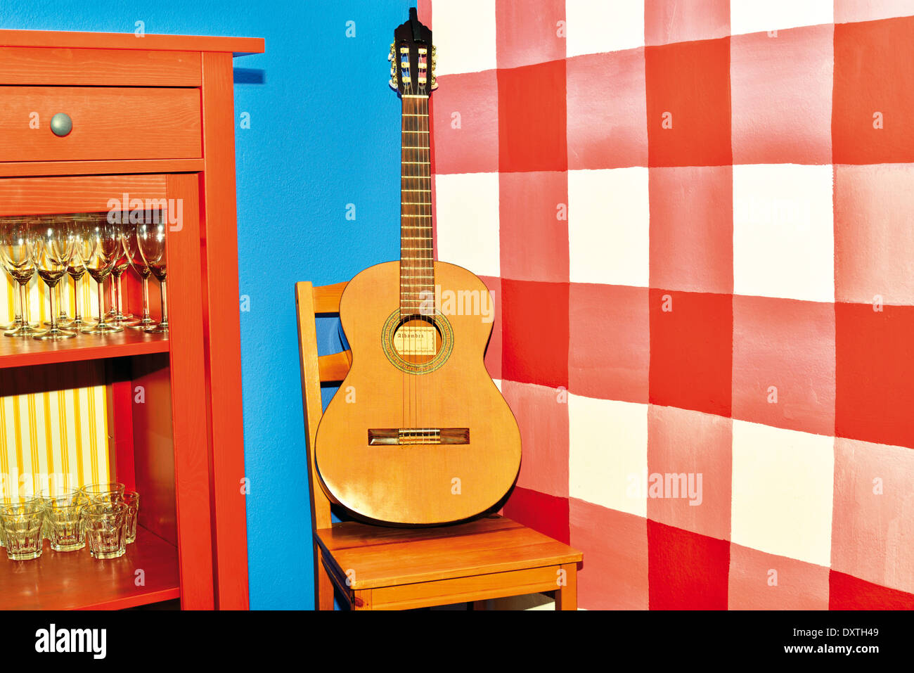 Portugal, Alentejo: Gitarre in der Ecke des typischen Taverne Tasca do Primo Xico in Porto Covo Stockfoto