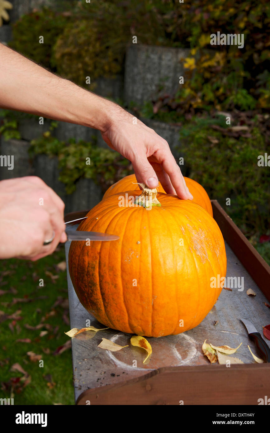 Person schnitzen Jack O'Lantern Stockfoto