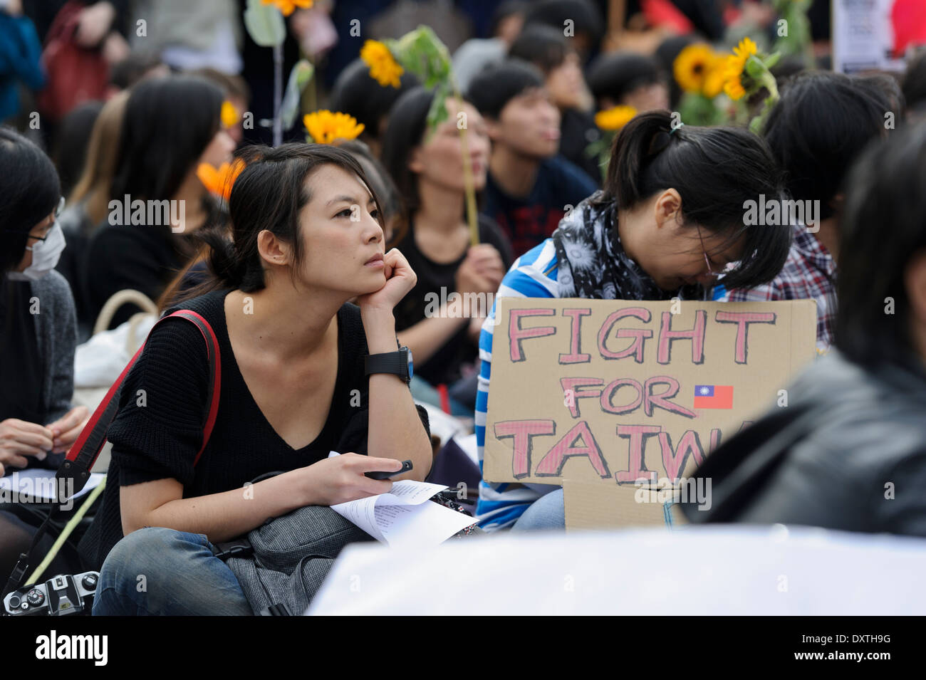 Taiwanesische Studenten protestieren friedlich über die Demokratie in Taiwan und Service Handelsabkommen mit China in Trafalgar Square, Großbritannien Stockfoto