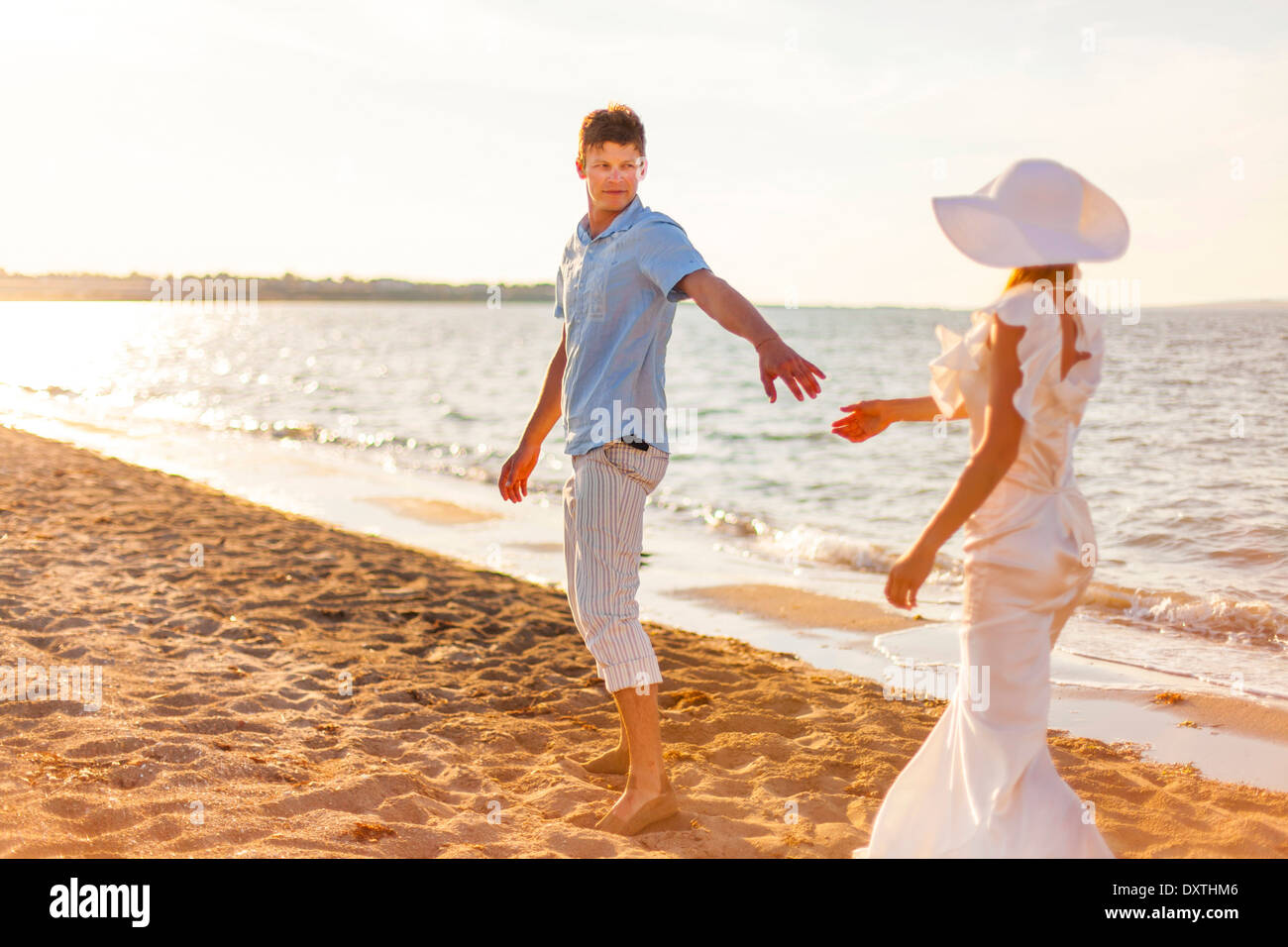 Brida und Bräutigam am Strand, Dalmatien, Kroatien Stockfoto